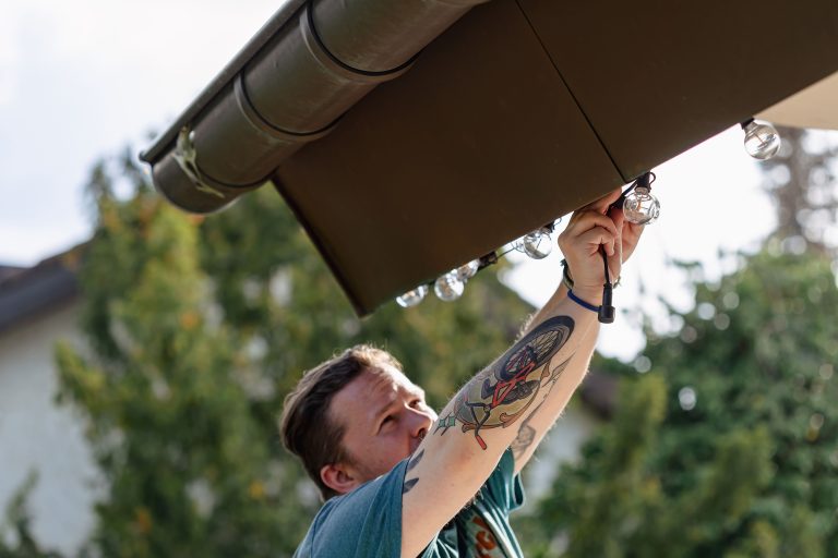 a-man-with-tattoos-performs-household-duties-inst-2025-01-09-09-48-09-utc-min